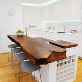 Kuchyňský ostrůvek - dřevěná fošna jako pracovní plocha