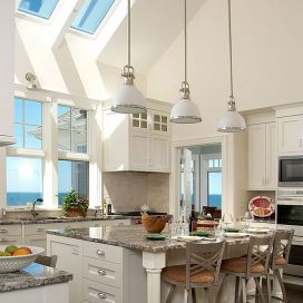 Bílá kuchyň s velkými okny