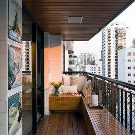 Dlouhý balkon s dřevěným obložením