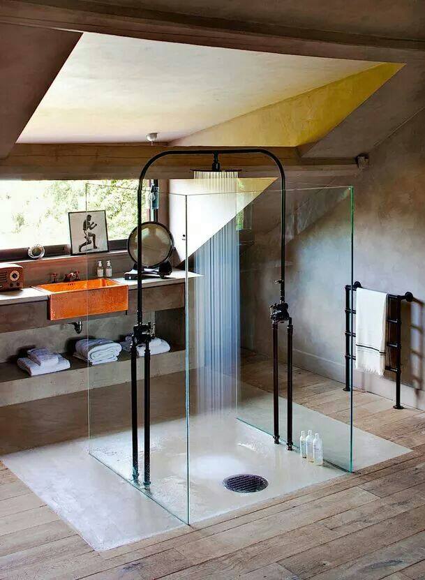 Skleněný sprchový kout uprostřed koupelny - 