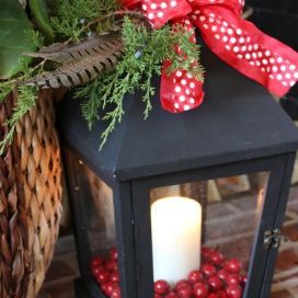 vánočně nazdobená lucerna