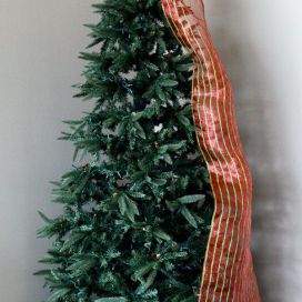 Umělý vánoční stromek se stuhou