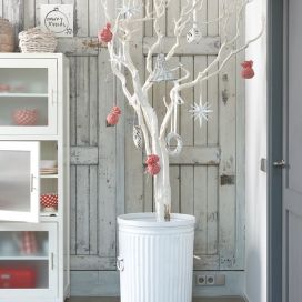 Bílá vánoční dekorace v plechovém kontejneru