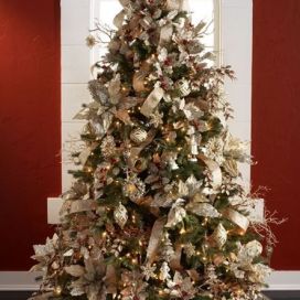 Bohatě zdobený vánoční stromeček