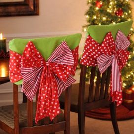 Vánočně dekorovaná židle