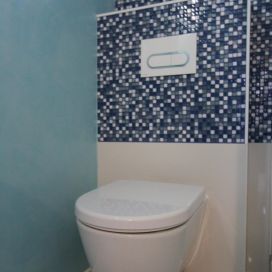 Modre mozaika u WC Gadesign
