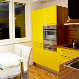 Žlutá kuchyň do L