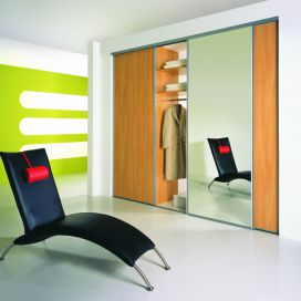 Vestavěná skříň se zrcadlovými dveřmi Komandor – výrobce vestavěných skříní a kvalitního nábytku na míru