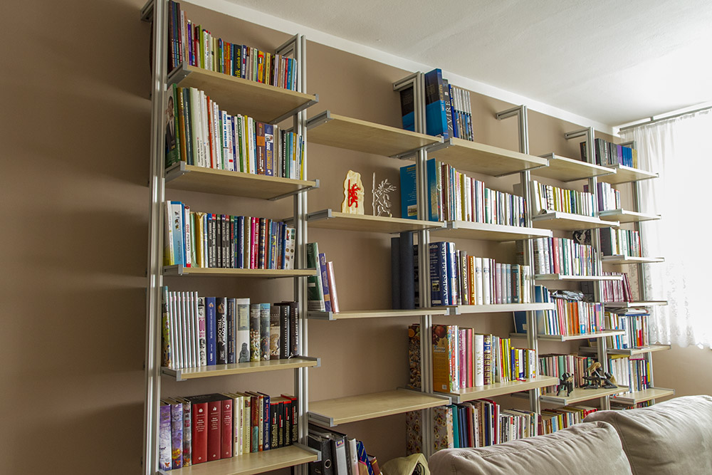 Moderní knihovna v obývacím pokoji - Komandor – výrobce vestavěných skříní a kvalitního nábytku na míru