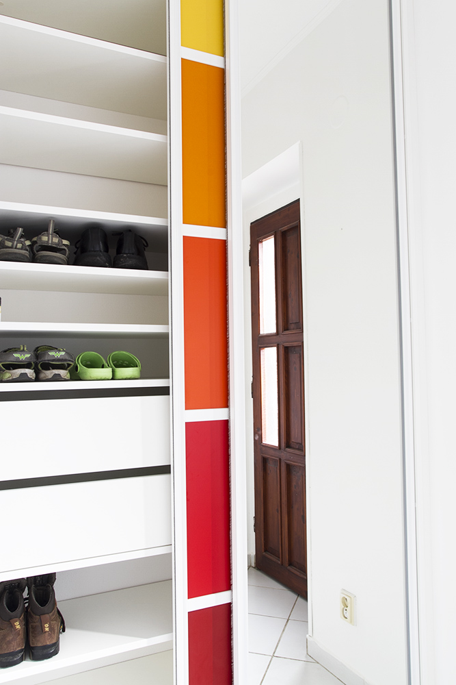 Vestavěná skříň s barevnými dveřmi - Komandor – výrobce vestavěných skříní a kvalitního nábytku na míru