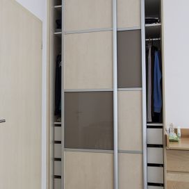 Vestavěná skříň na míru do ložnice Komandor – výrobce vestavěných skříní a kvalitního nábytku na míru