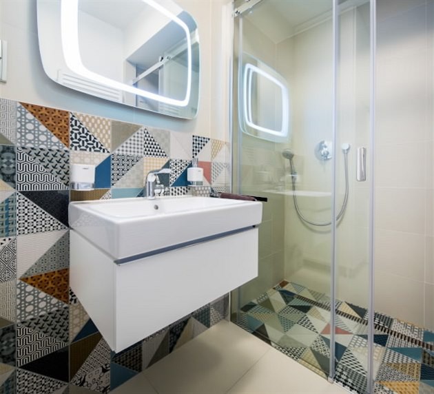 Moderní koupelna - obklady se starými českými dekory - 