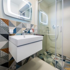 Moderní koupelna - obklady se starými českými dekory Lenka Jureckova