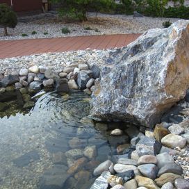 Kámen s vytékající vodou Realizace zahrad Krajíčková