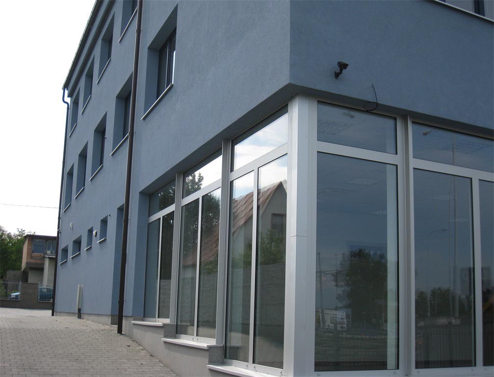 Prosklené stěna komerční stavby - Vekra okna