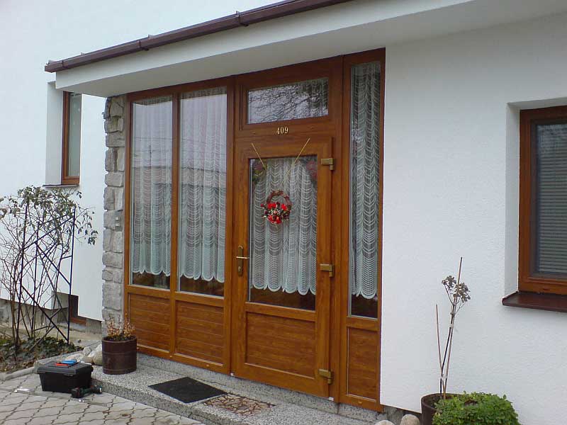 Vstupní stěna rodinného domu s dveřmi - ARTOKNA s.r.o.