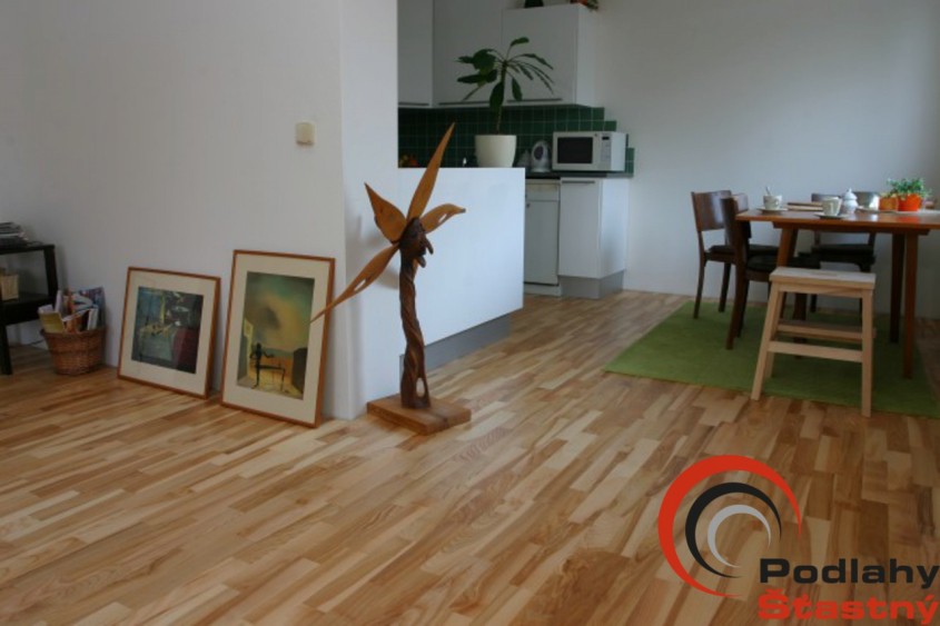 Třívrstvé dřevěné podlahy jasan lak - Podlahové studio Šťastný