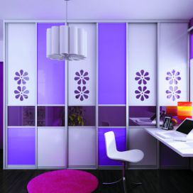 fialový dětský pokoj s originální vestavěnou skříní Komandor – výrobce vestavěných skříní a kvalitního nábytku na míru