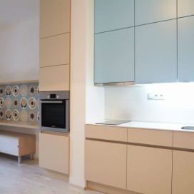 Modrobéžová kuchyň | nábytek LE BON