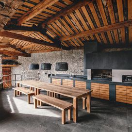 Velký jídelní interiér s dřevěným stropem Ebelin 