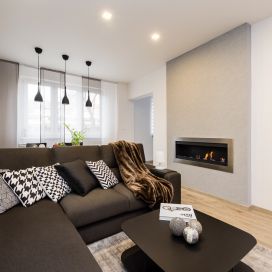 Moderní obývací pokoj s krbem