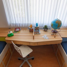 Stůl v dětském pokoji David Architekti