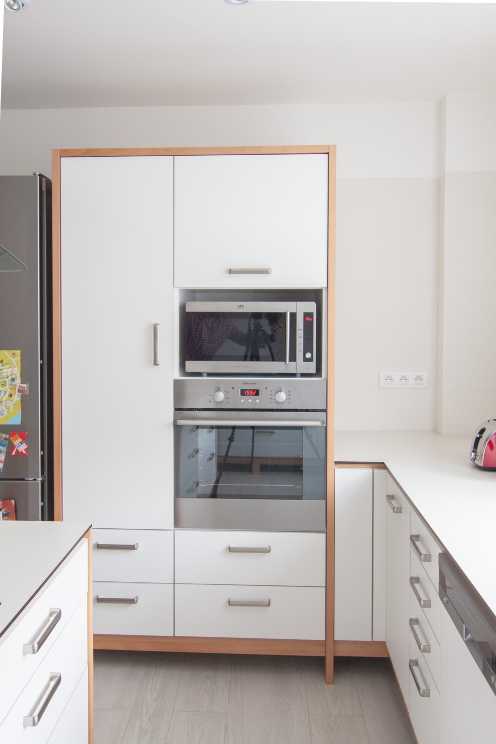 Vysoké skříně kuchyně s troubou a mikrovlnkou - David Architekti