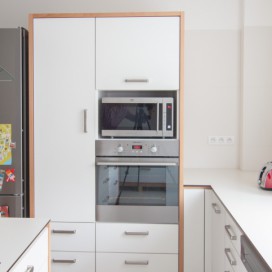 Vysoké skříně kuchyně s troubou a mikrovlnkou David Architekti