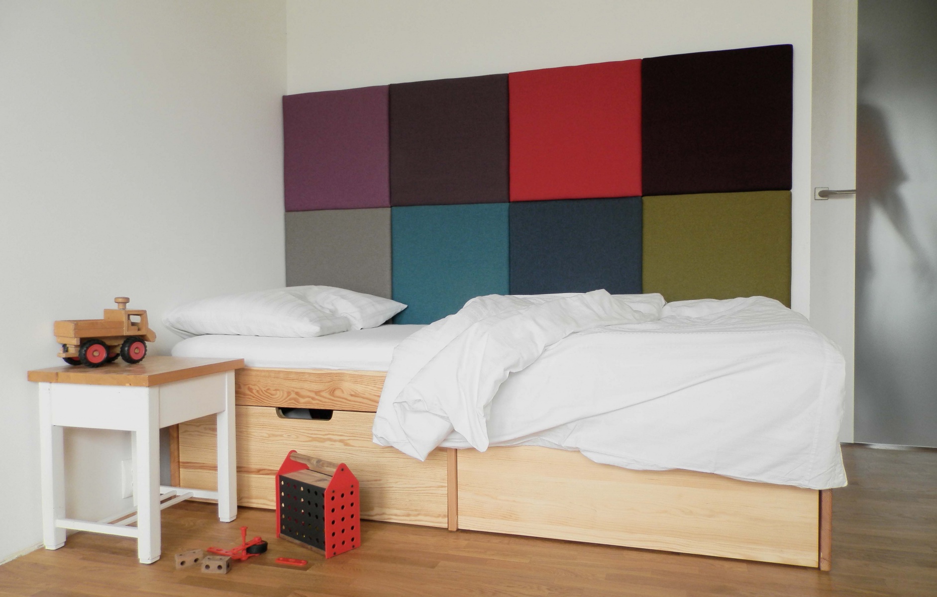 colours_for_kids - panel za postelí - čalouněné panely COMPLETED