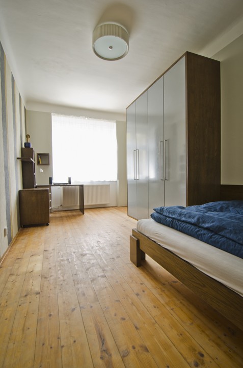 Ložnice s dřevěnou podlahou - Ateliér bytový architekt