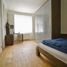 Ložnice s dřevěnou podlahou