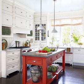 Bílá kuchyně s červeným ostrůvkem