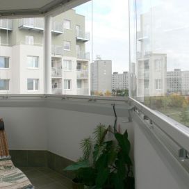 detail zasklení balkonu Optimi spol. s. r. o.