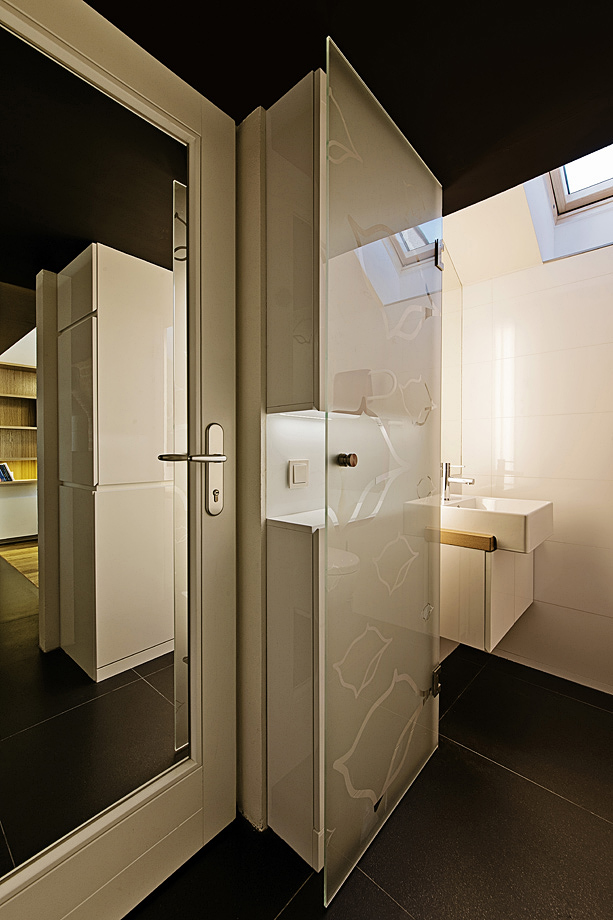 Řešení koupelny v garsonce - Adam Rujbr Architects