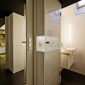 Řešení koupelny v garsonce Adam Rujbr Architects