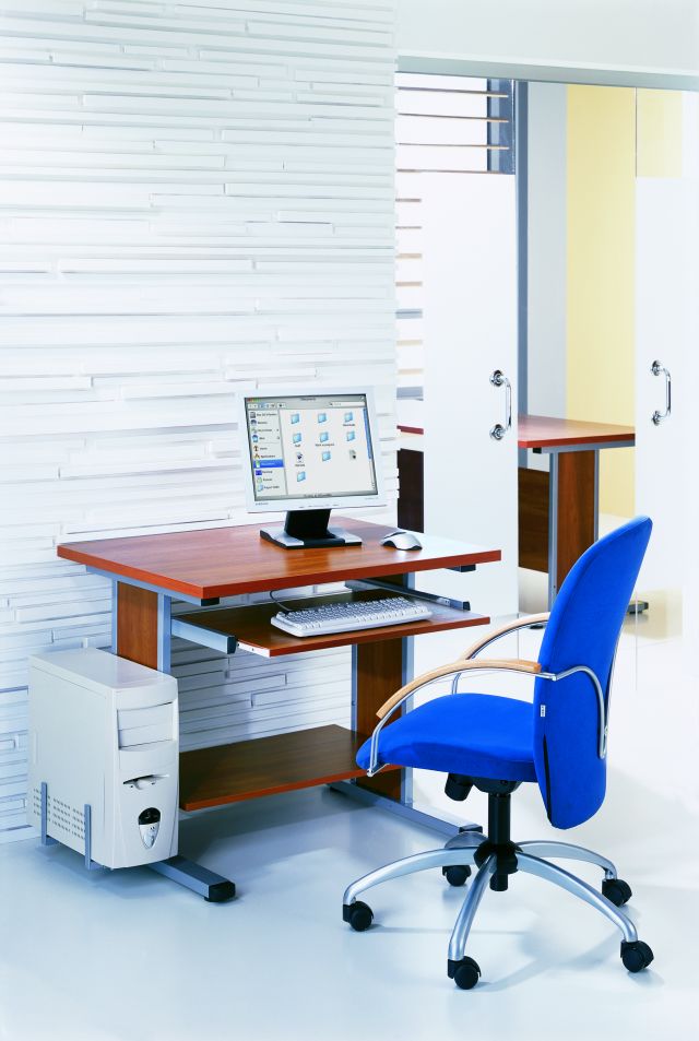Počítačový stolek - Komandor – výrobce vestavěných skříní a kvalitního nábytku na míru