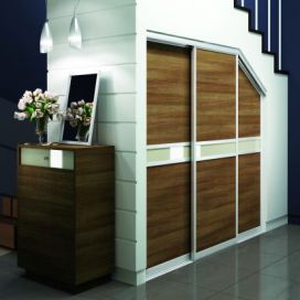 Moderní skříň pod schody Komandor – výrobce vestavěných skříní a kvalitního nábytku na míru
