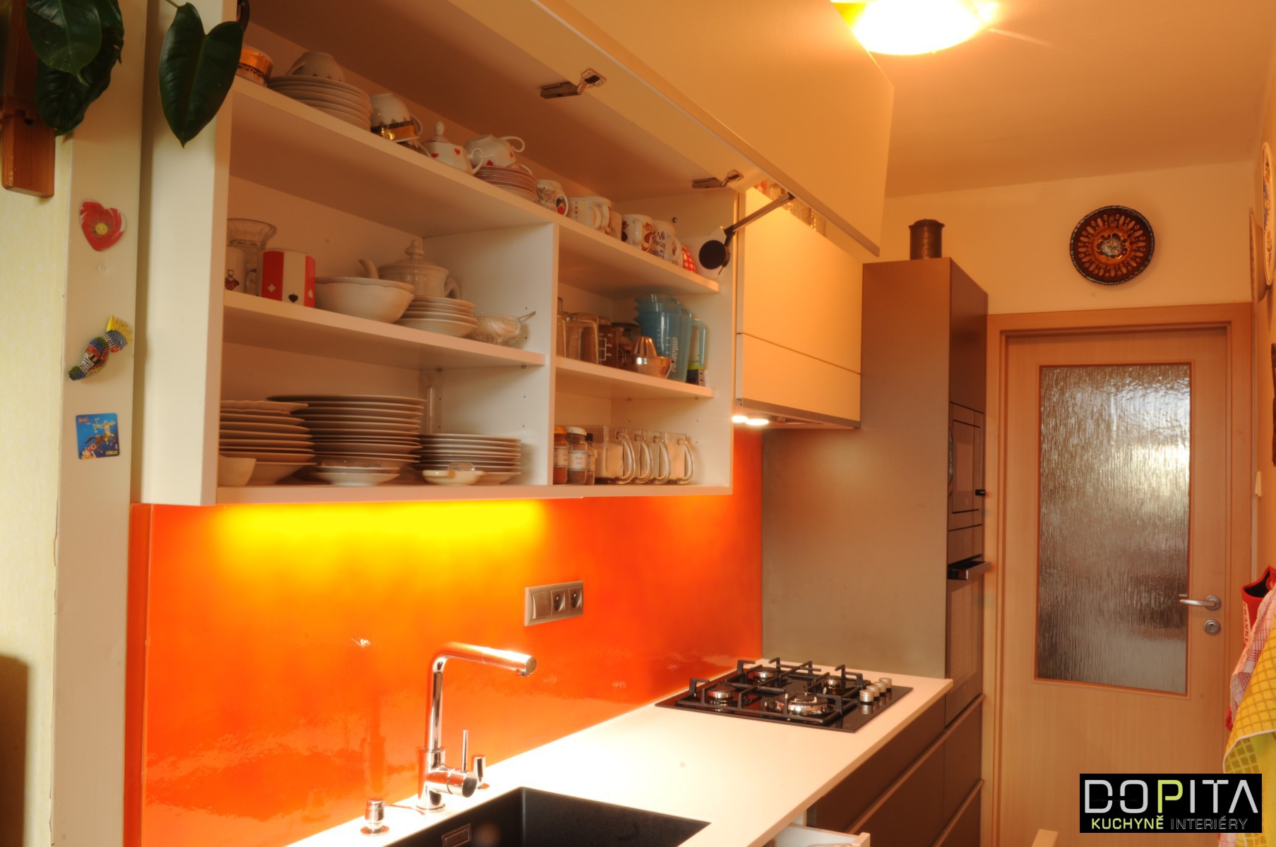 Lamino kuchyň v paneláku, 3D sklo - DOPITA studio, s.r.o.
