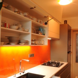 Lamino kuchyň v paneláku, 3D sklo DOPITA studio, s.r.o.