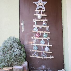 Vánoční dekorace - závěsný dekorační stromeček