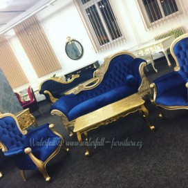 Modré retro sofa ve zlatostříbrném provedení