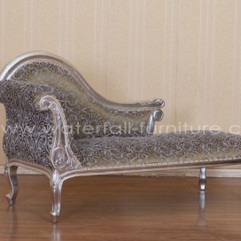 Stříbrné retro sofa
