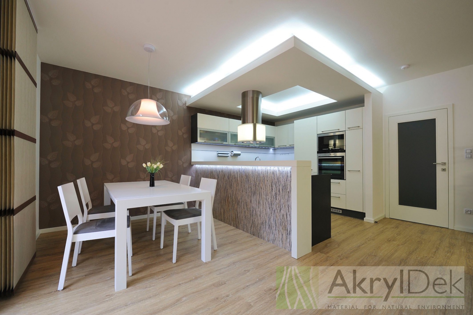 Moderní, bílá kuchyň s přírodními prvky - AkrylDek s.r.o.