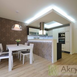 Moderní, bílá kuchyň s přírodními prvky AkrylDek s.r.o.