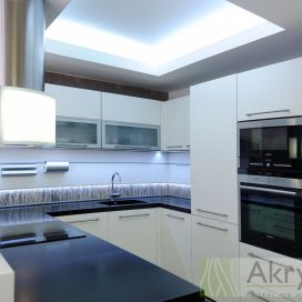 Moderní bílá kuchyň s přírodními prvky AkrylDek s.r.o.