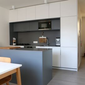 Moderní kuchyň v mezonetovém bytě