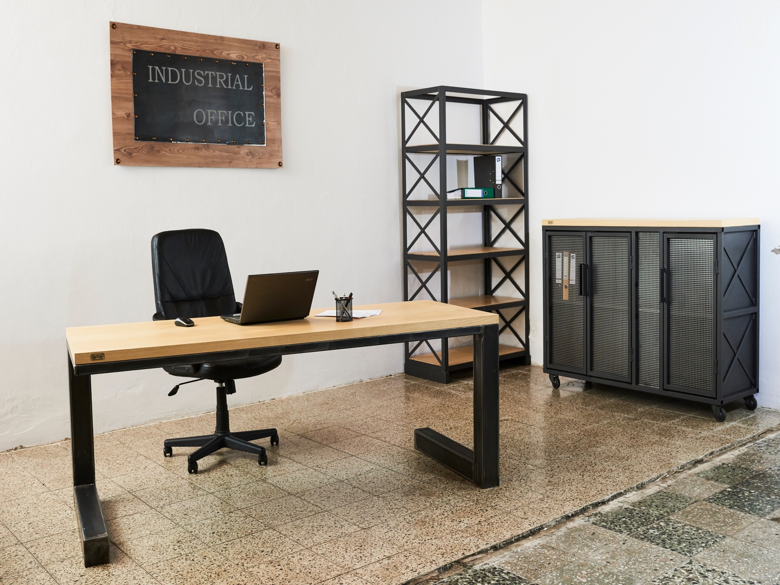 Industriální vybavení domácí kaceláře - Steel Design Office