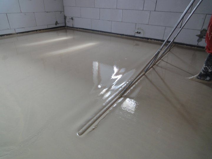 Anhydritová podlaha - lití - Anhypodlahy - anhydritové podlahy, lité podlahy
