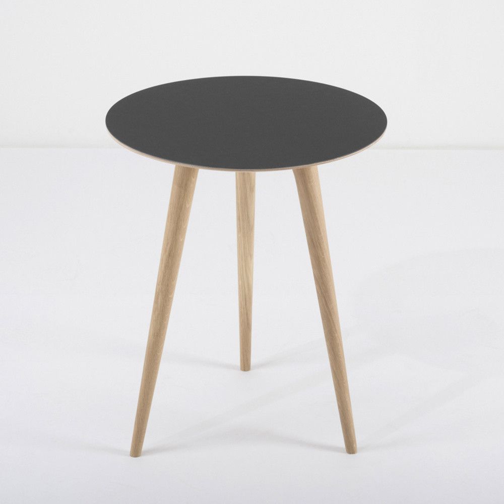 Příruční stolek z dubového dřeva s černou deskou Gazzda Arp, ⌀ 45 cm - Bonami.cz