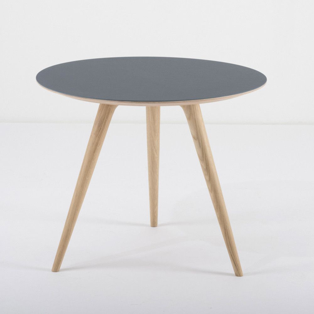 Příruční stolek z dubového dřeva s modrou deskou Gazzda Arp, ⌀ 55 cm - Bonami.cz